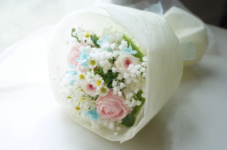 かすみ草とブルースターのクラッチブーケ_a0136507_21351909.jpg