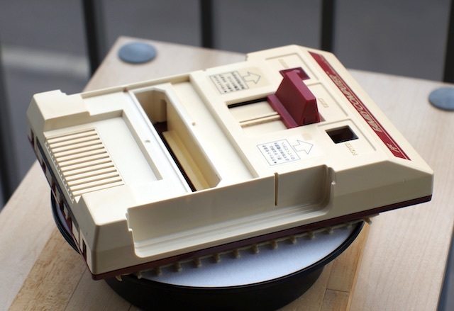 ファミコン筐体漂白(ただ日に晒すだけ)その後+AV化とUSB電源 ファミコン筐体漂白(ただ日に晒すだけ)その後+AV化とUSB電源