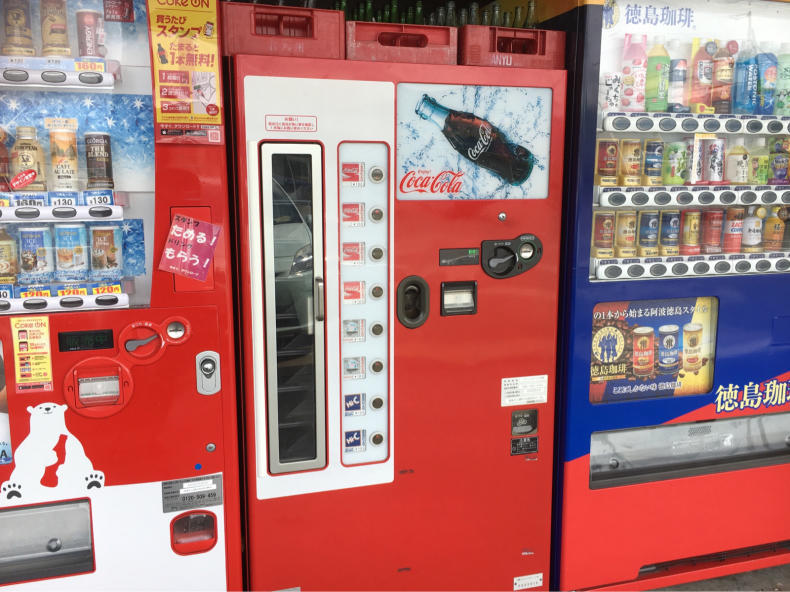 1ガロンの瓶恐らく自販機で使われていた まさかの故障。うどん自販機があります。コイン御所24 : 不用品回収の