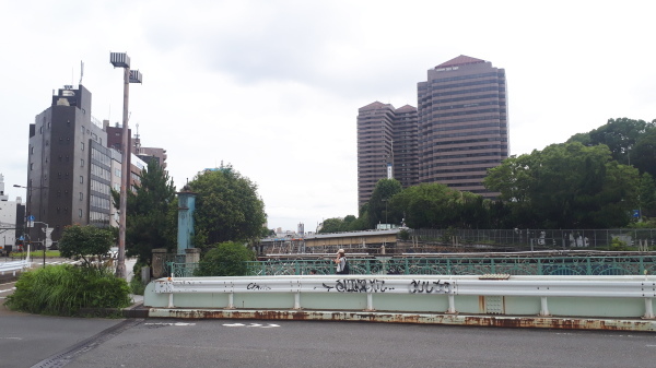 写真追加:港区三田を行くシリーズ(2)「幽霊地蔵」※高輪築堤石積確認、お台場追記、八ツ山橋、鉄路敷設写真、幽霊通った飴屋のあった二本榎・地蔵元位置の芝浜と東海道沿いに海に通された鉄路の浮世絵他を追記_b0116271_11472771.jpg