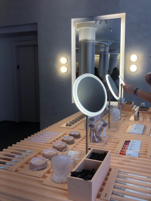 新しい世代!NY発のGlossier グロッシアーコスメティックブランド_e0255210_03144831.png