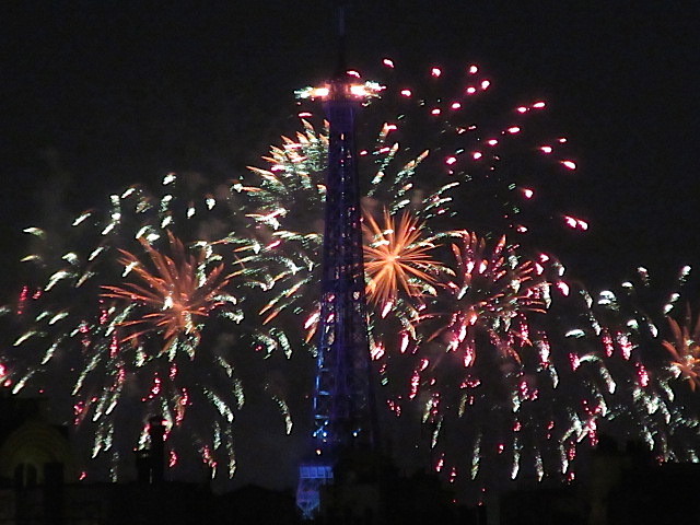 エッフェル塔の花火大会（パリ）Feux d\'artifice a Tour Eiffel Paris_d0383957_04283364.jpg