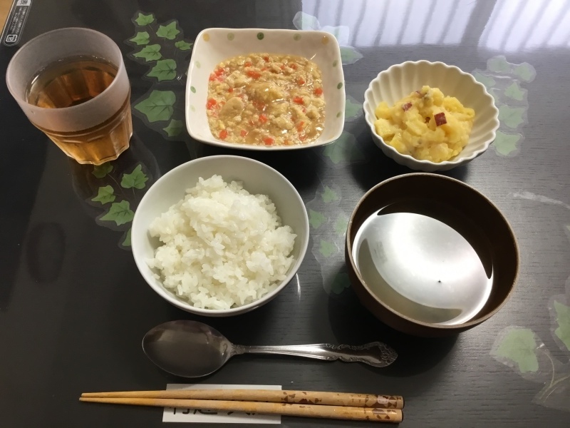 しらゆり荘 朝食 炒り豆腐 さつまいもサラダ 御飯 味噌汁 今日の献立