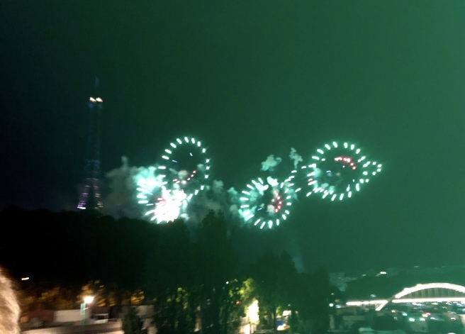フランス革命記念日の花火を見る！　パリ祭、エッフェル塔の花火の観賞スポット_a0231632_15231835.jpg
