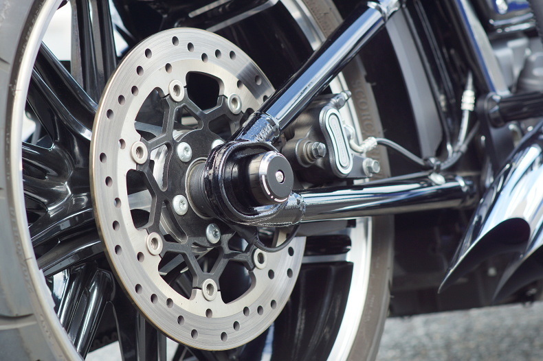 M8 BREAKOUT FATBOY用 リヤアクスルカバー_e0127304_04193921.jpg