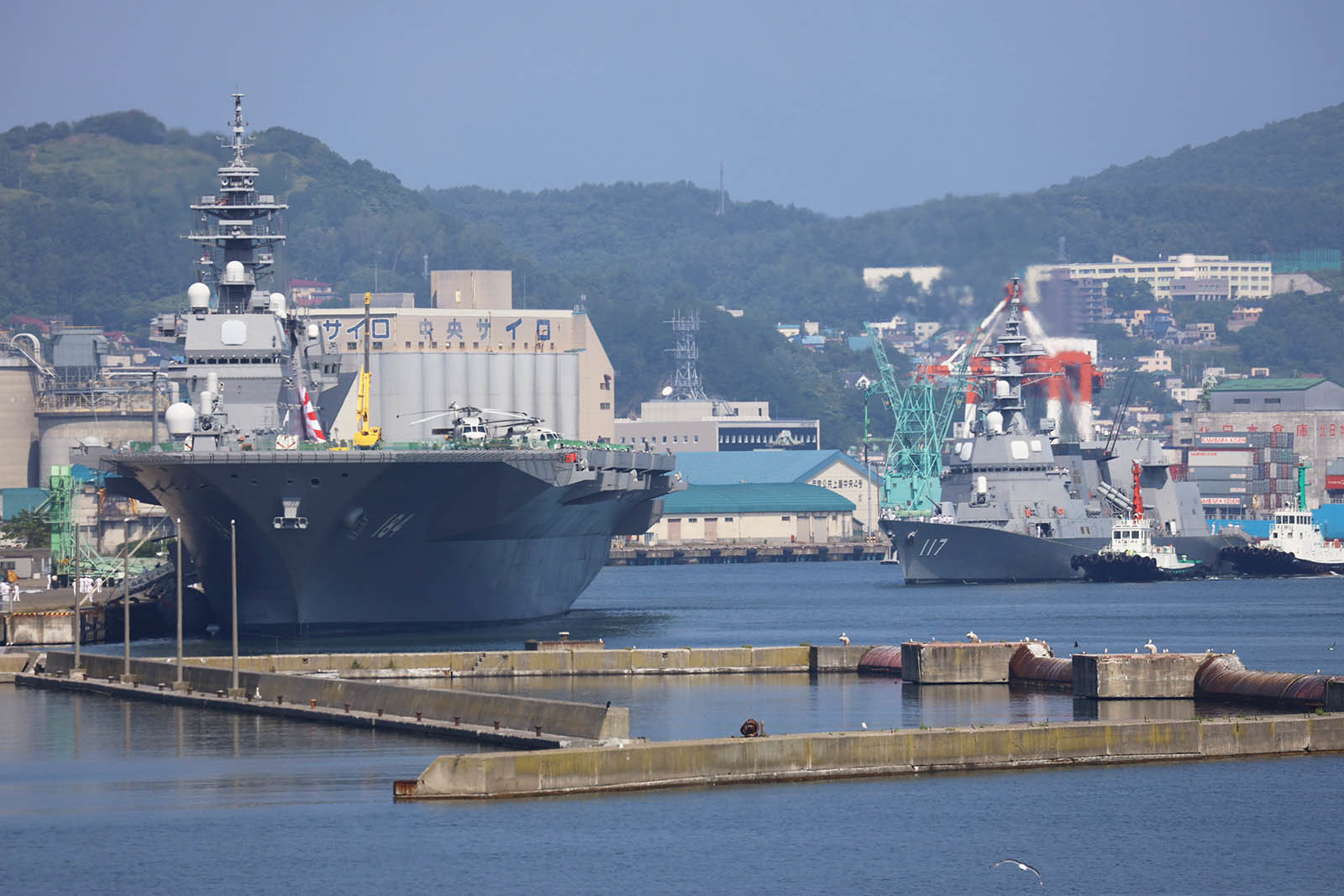 JMSDF DDH-184「かが」 in 小樽港 01_b0315809_21224503.jpg