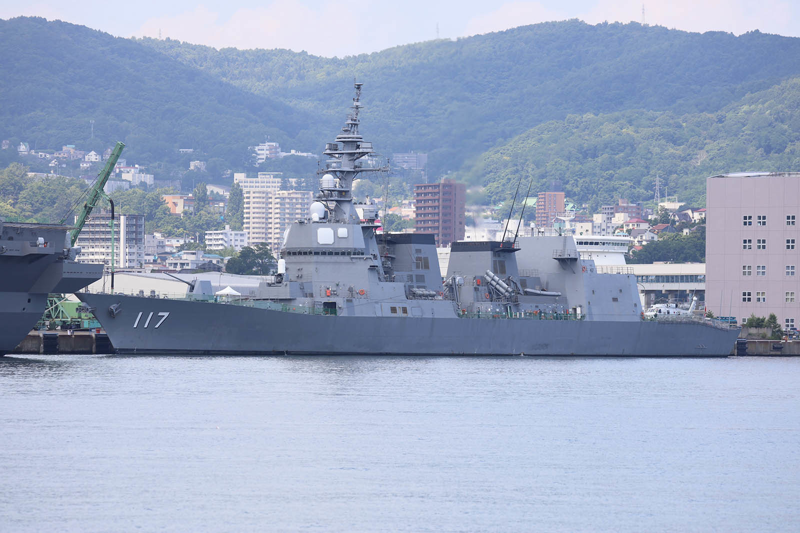JMSDF DDH-184「かが」 in 小樽港 01_b0315809_21240986.jpg