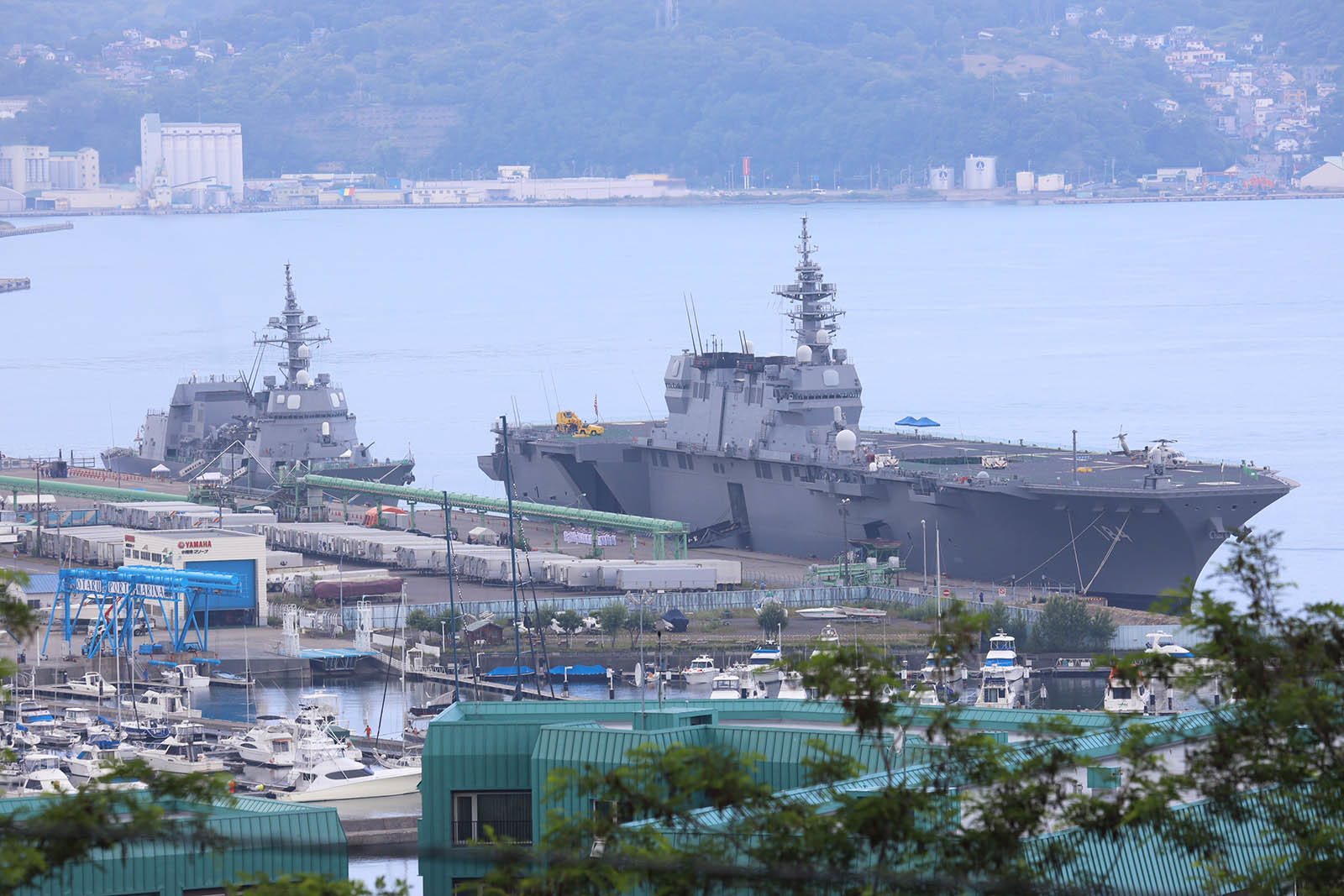 JMSDF DDH-184「かが」 in 小樽港 01_b0315809_21242321.jpg