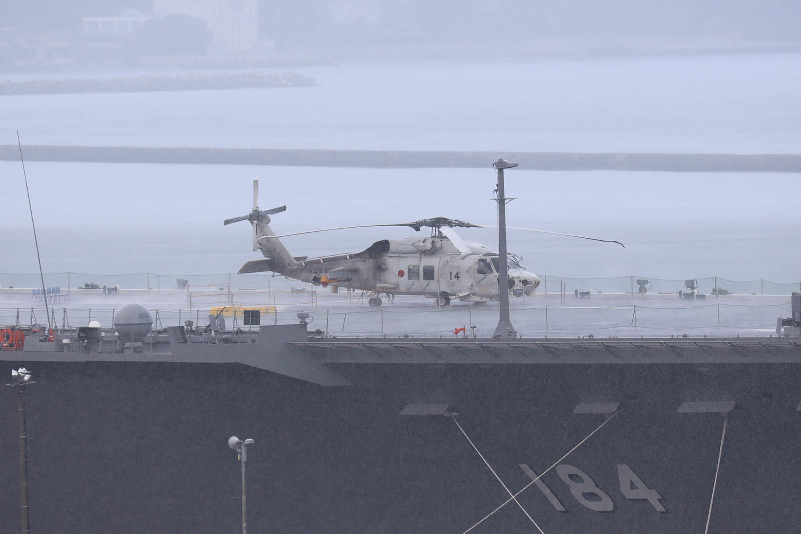 JMSDF DDH-184「かが」 in 小樽港 01_b0315809_21250149.jpg