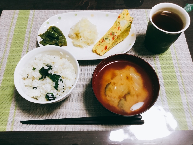 &#127803;ひまわり荘  朝食：スペイン風オムレツ  イタリアンサラダ  いんげん炒め  キャベツの味噌汁  ワカメご飯_c0357519_07481896.jpeg