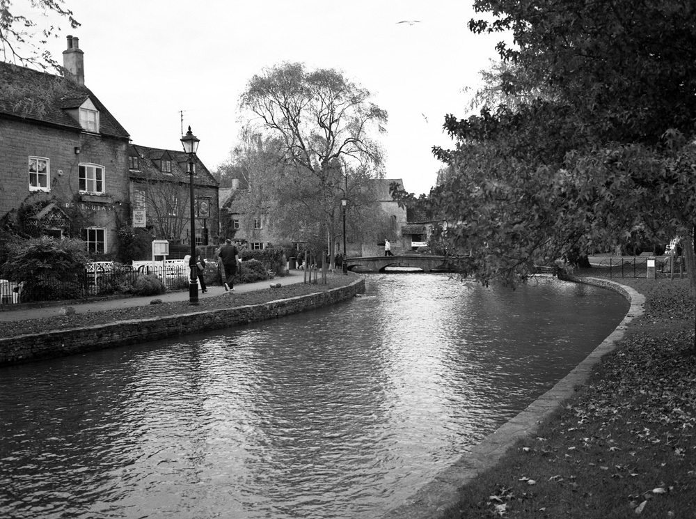 No.812-816    「英国コッツウォルズを訪れて　(11) 」      ( Bourton-on-the-Water  --1 )_c0229384_21525116.jpg