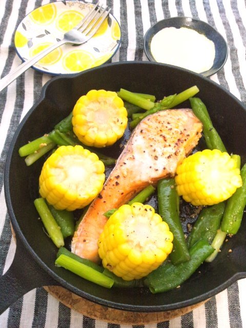 鮭と夏野菜のオーブン焼き レモン マヨネーズ添え Minha Praia