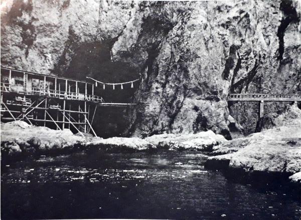 【江ノ島いにしえの風景】絵葉書と古写真で見る神奈川海の情景(漫画追記、箱根地蔵、司馬江漢、ザ・ファー・イースト写真、ライデン大学、横浜開港資料館、遊行寺、段葛、青銅鳥居追記)【郷愁】_b0116271_20334378.jpg