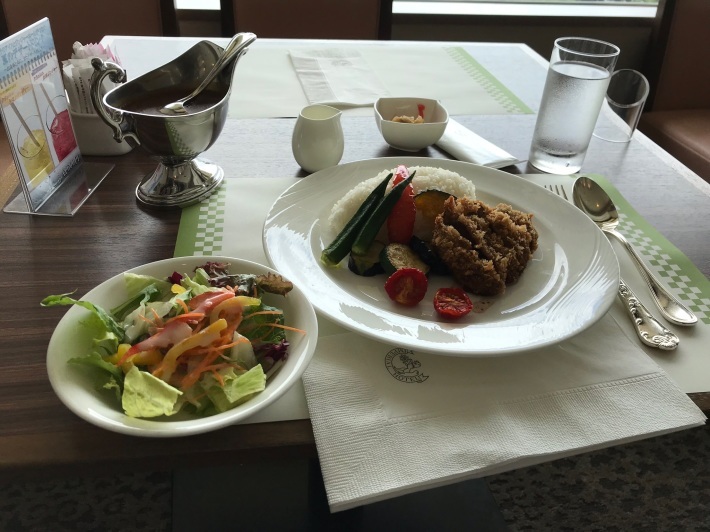 【夫は毎日帝国ホテル】「ザ・パーク」でカツカレー_b0009849_16143067.jpeg