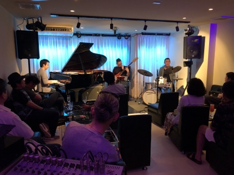 ひろしま Jazzlive Comin ジャズライブ カミン 明日月曜日からのライブ_b0115606_12205493.jpeg