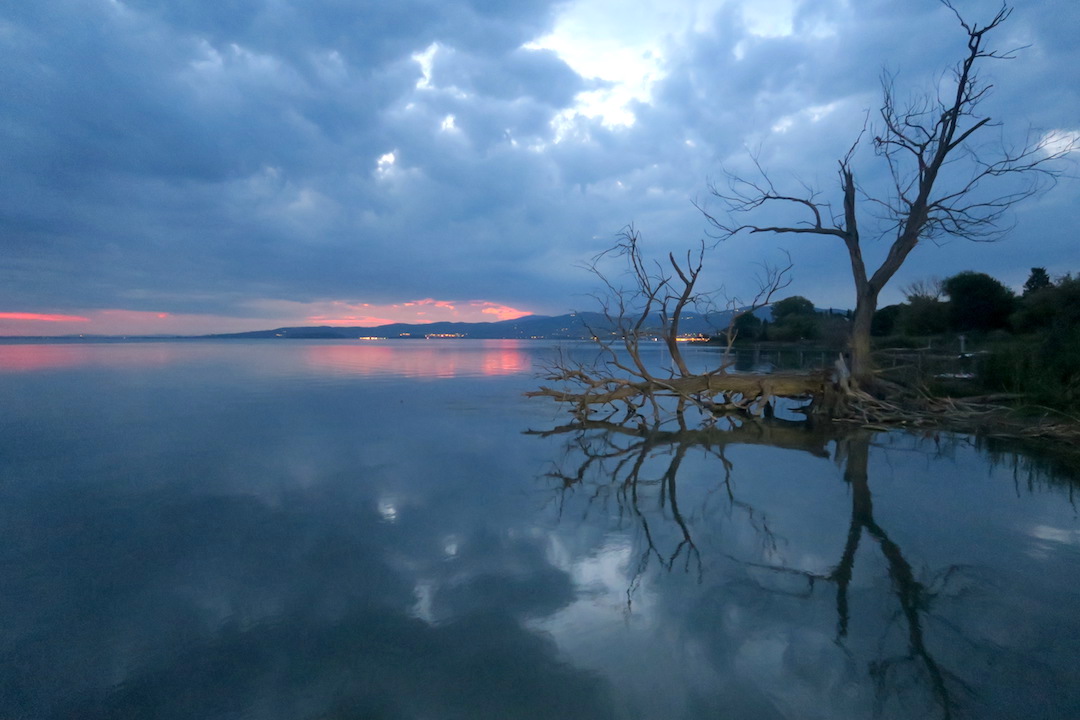 金色の夕焼けと濃紺・ピンクのたそがれ、トラジメーノ湖_f0234936_6311827.jpg