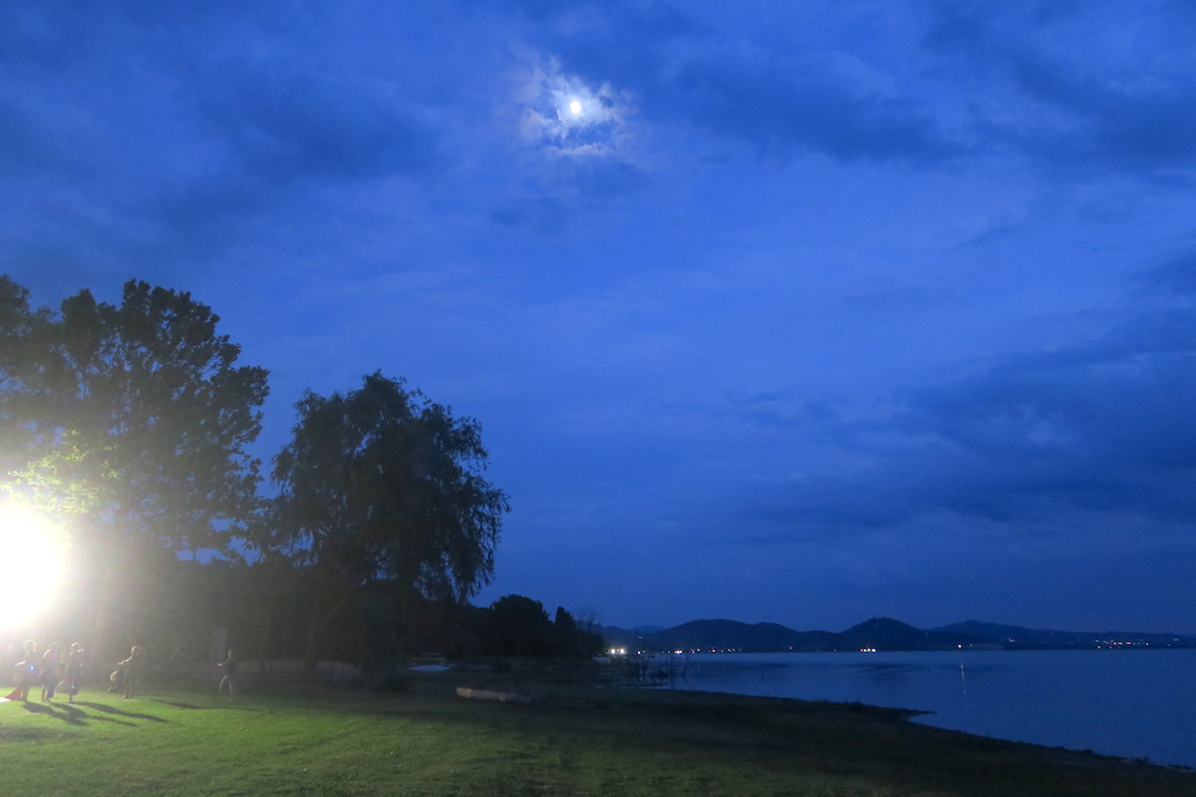 金色の夕焼けと濃紺・ピンクのたそがれ、トラジメーノ湖_f0234936_639356.jpg