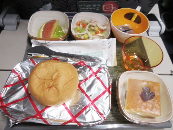 EVA Air 松山→羽田の機内食_c0152767_10363130.jpg