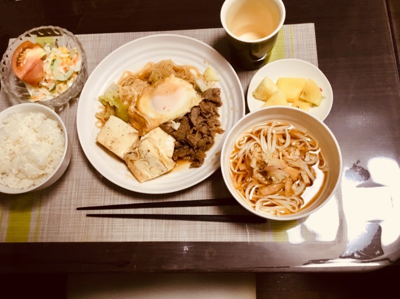 ひまわり荘 夕食 すき焼き サラダ 冷したぬきうどん パイナップル 今日の献立 ひまわり荘 夕食 すき焼き サラダ 冷したぬきうどん パイナップル 今日の献立