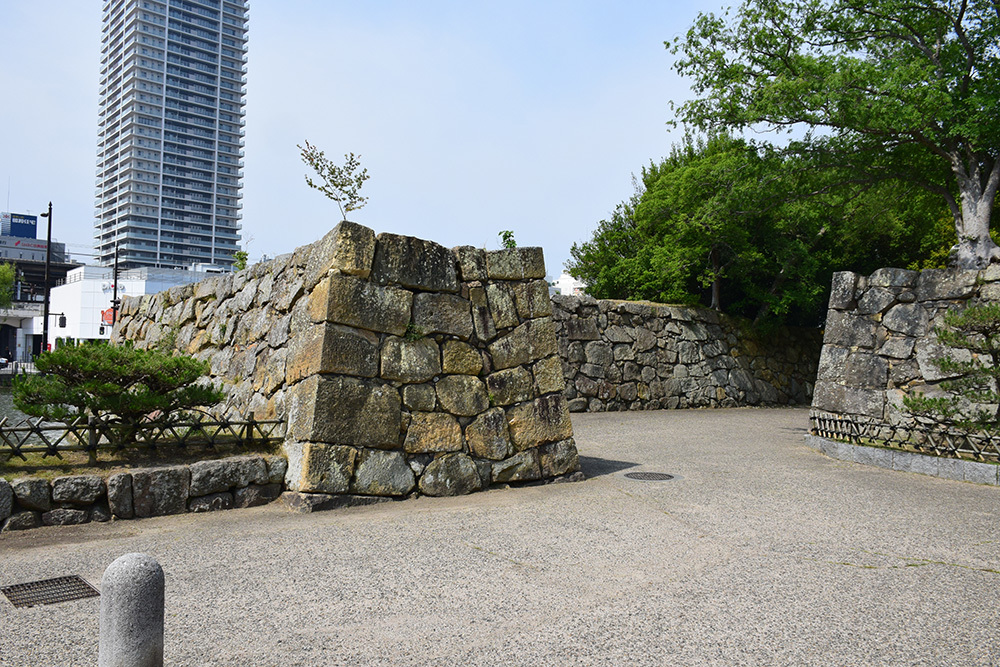 築城400周年の明石城を歩く。 その1 <中濠、東不明門、西不明門>_e0158128_14383682.jpg