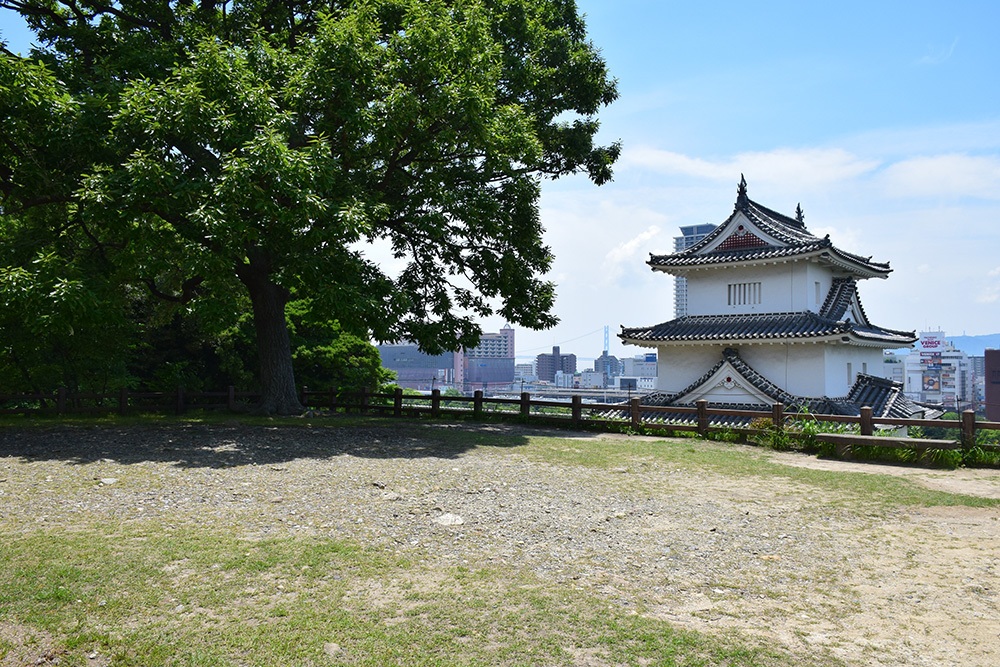 築城400周年の明石城を歩く。 その6 <本丸~天守台・人丸塚~>_e0158128_20085689.jpg
