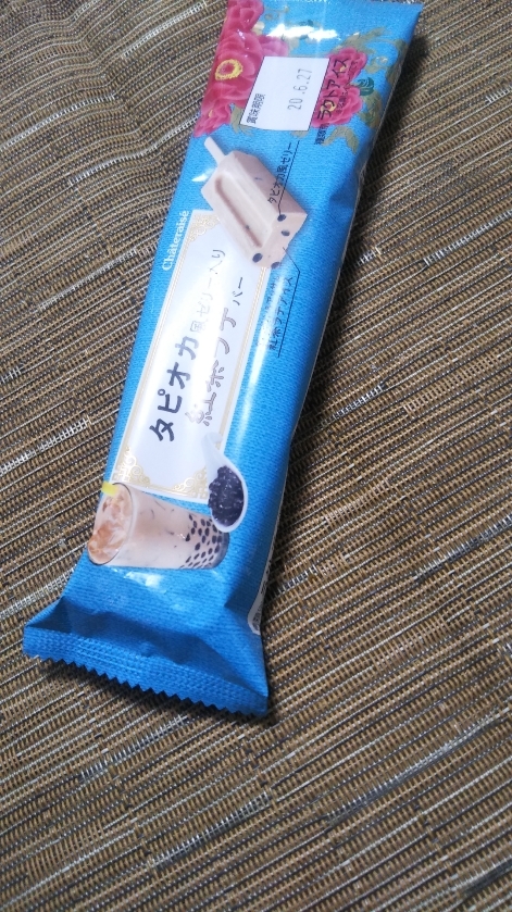 シャトレーゼ タピオカ風ゼリー入り紅茶ラテバー_f0076001_23503941.jpg