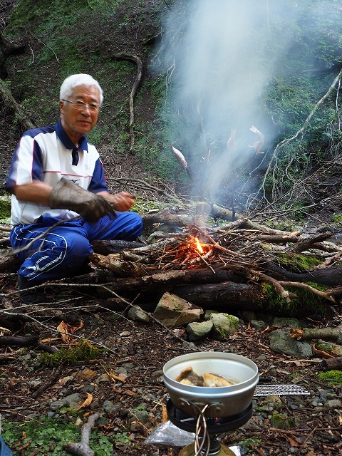 2019/7/25【若狭】～御年78歳O大名誉教授の第二弾は沢泊、焚火～_e0403837_17065093.jpg