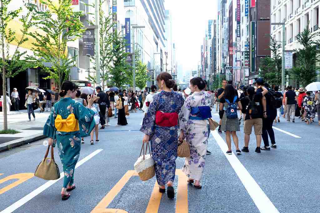 打ち水 陽だまりの道 打ち水 陽だまりの道