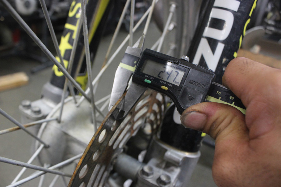 96rm125の前ブレーキがイマイチ効かない理由は モトアサイン
