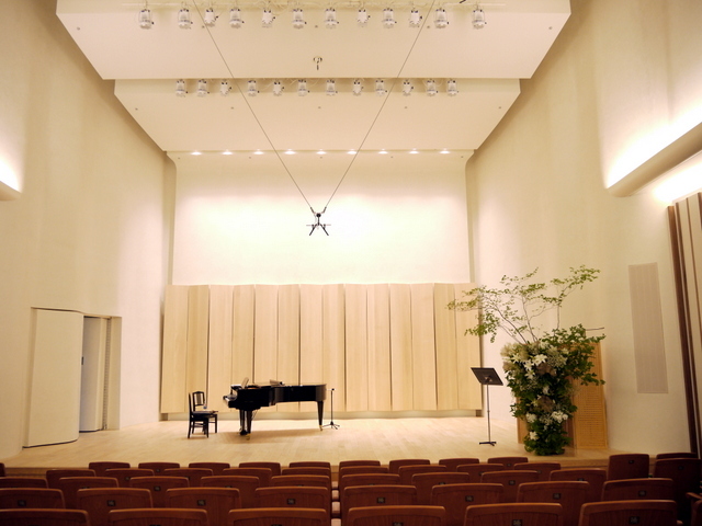 ソプラノ リサイタルのステージ装花 北4条西6の六花亭札幌本店6階 ふきのとうホール 19 08 01 札幌 花屋 Mell Flowers