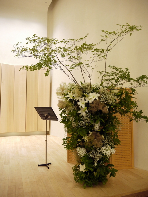 ソプラノ リサイタルのステージ装花 北4条西6の六花亭札幌本店6階 ふきのとうホール 19 08 01 札幌 花屋 Mell Flowers