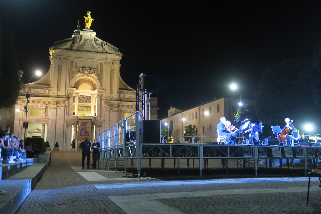 月の夜にモーツァルト聴く教会広場、アッシジ_f0234936_6593169.jpg