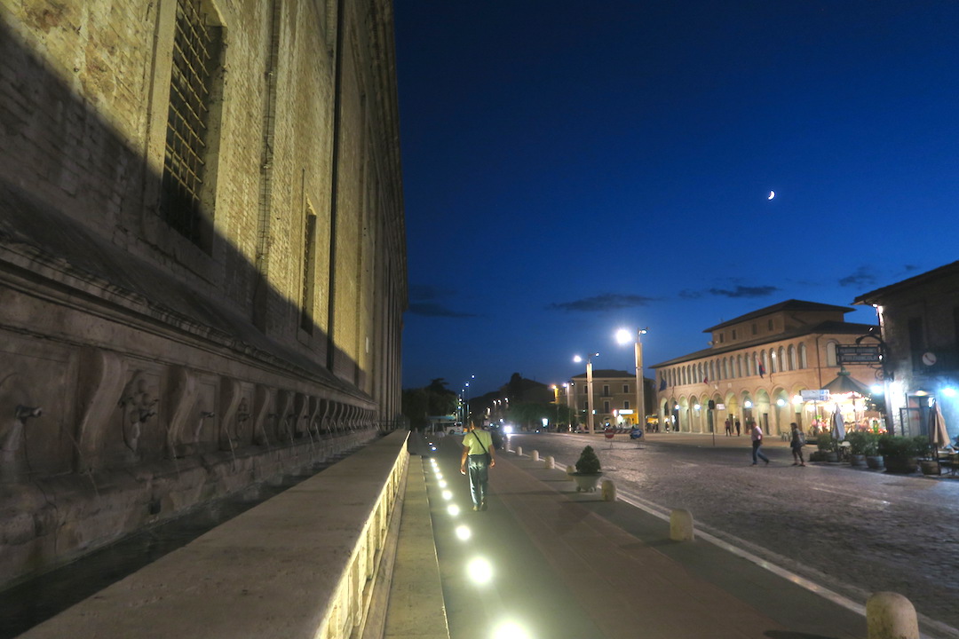 月の夜にモーツァルト聴く教会広場、アッシジ_f0234936_7153835.jpg