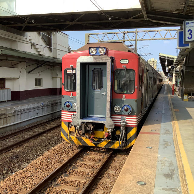 台鉄新竹駅構内ではしゃぐおっさん。_a0334793_23271726.jpg