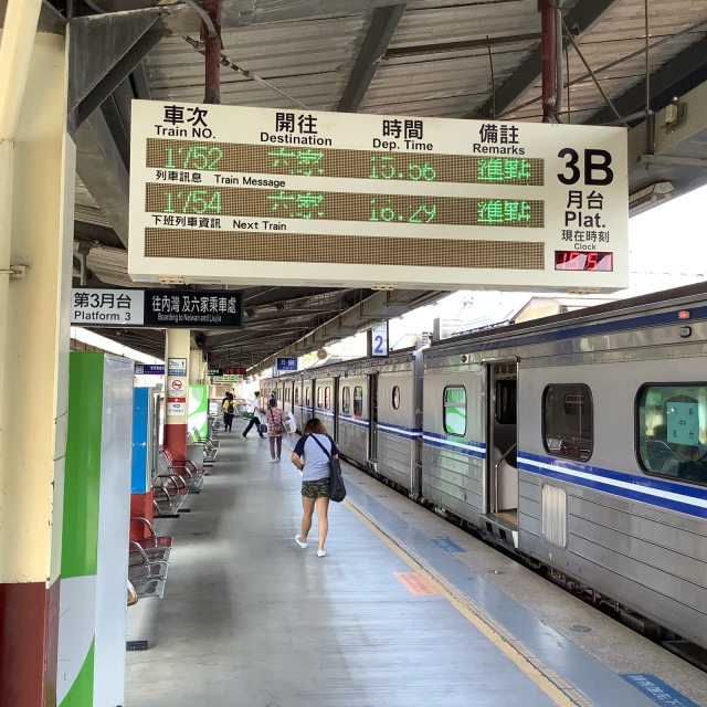 台鉄新竹駅構内ではしゃぐおっさん。_a0334793_23285095.jpg