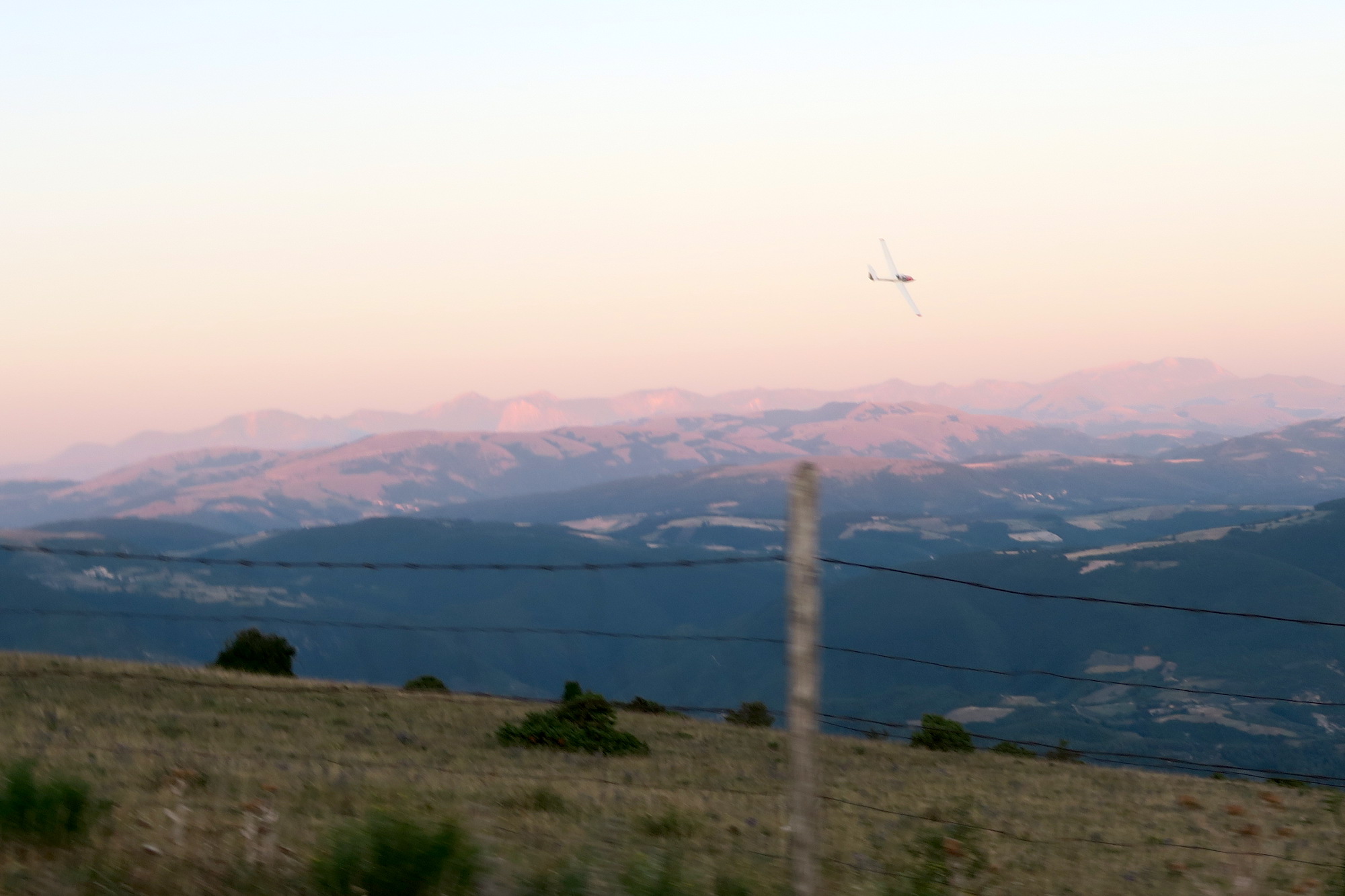 茜色の山に空ゆくグライダー、スバージオ山 アッシジ_f0234936_162491.jpg