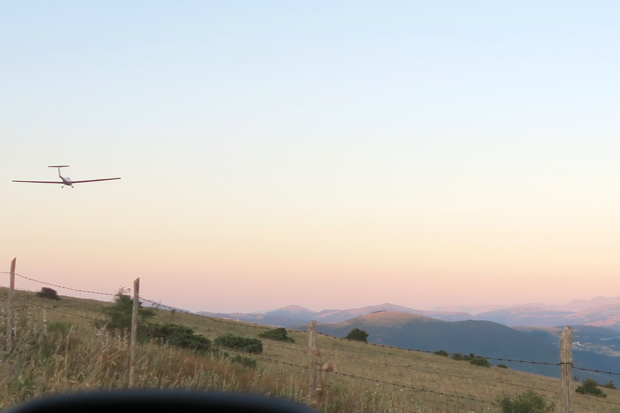 茜色の山に空ゆくグライダー、スバージオ山 アッシジ_f0234936_6131377.jpg