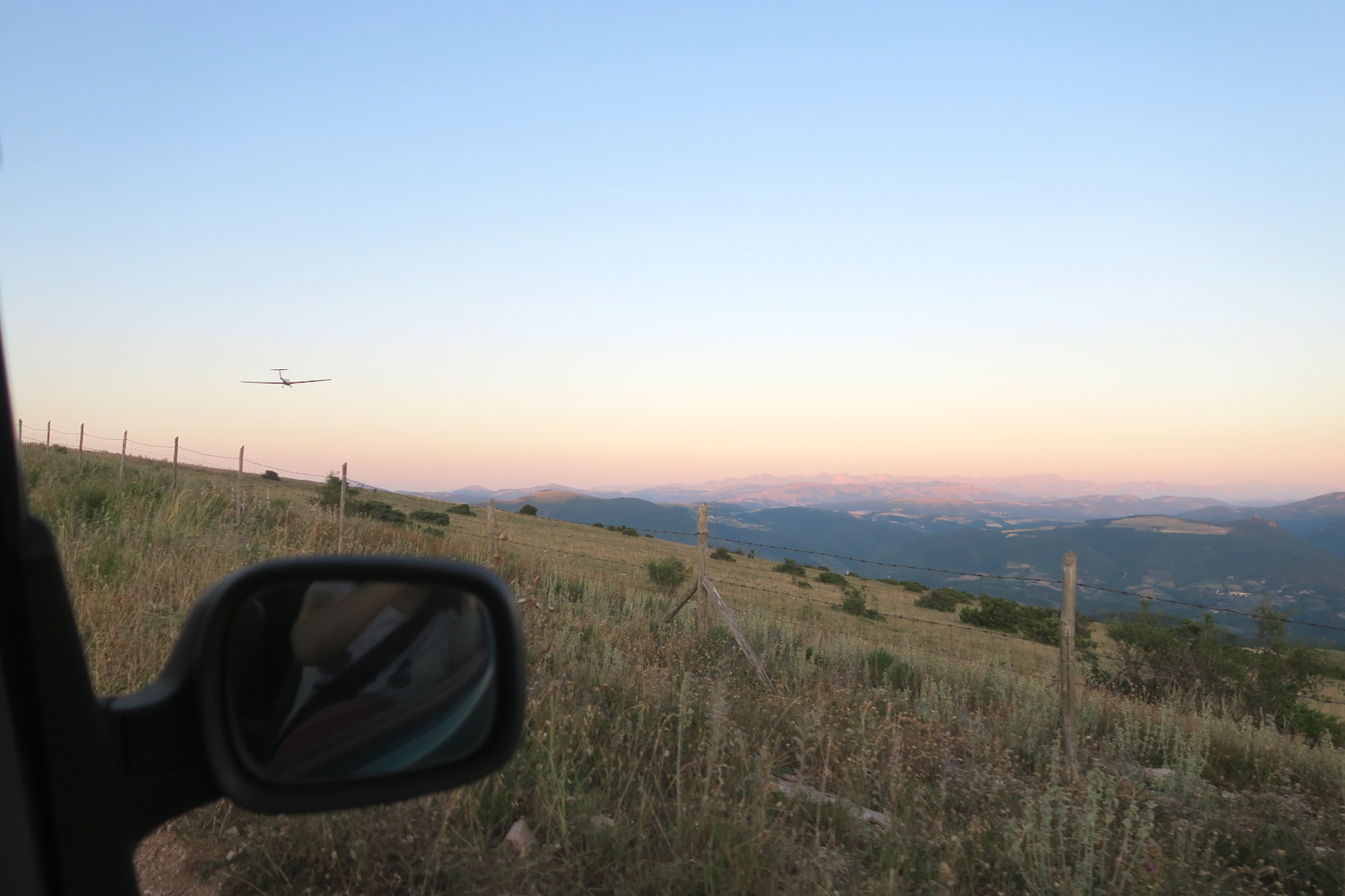 茜色の山に空ゆくグライダー、スバージオ山 アッシジ_f0234936_6145150.jpg