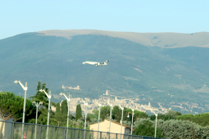 茜色の山に空ゆくグライダー、スバージオ山 アッシジ_f0234936_632810.jpg