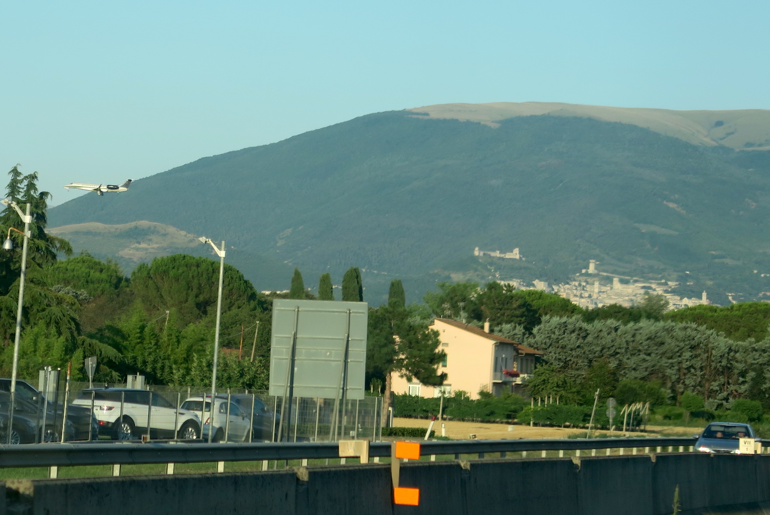 茜色の山に空ゆくグライダー、スバージオ山 アッシジ_f0234936_6362176.jpg