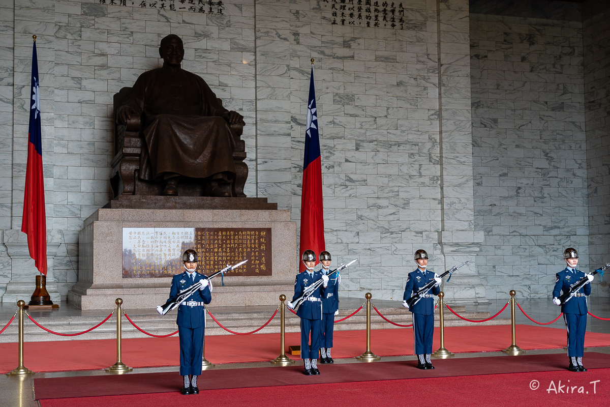台湾 -2- 〜中正紀念堂 衛兵交代式〜_f0152550_23162845.jpg