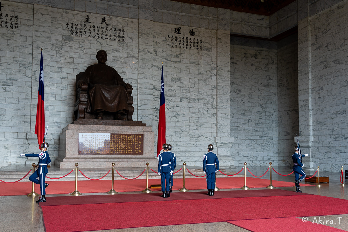 台湾 -2- 〜中正紀念堂 衛兵交代式〜_f0152550_23181348.jpg