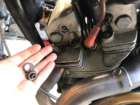 XR1000 ロッカーアームシャフト折れる…_c0133351_16180087.jpg