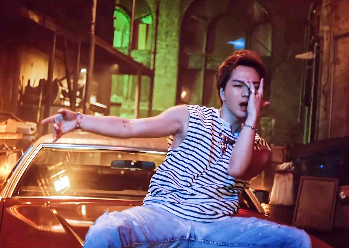 Mv Nakedlove 画像 ボーダーの服を着て車のボンネットに乗ってるシーン 三代目jsoulbrotherslove Mv Nakedlove 画像 ボーダーの服を着て車のボンネットに乗ってるシーン 三代目jsoulbrotherslove