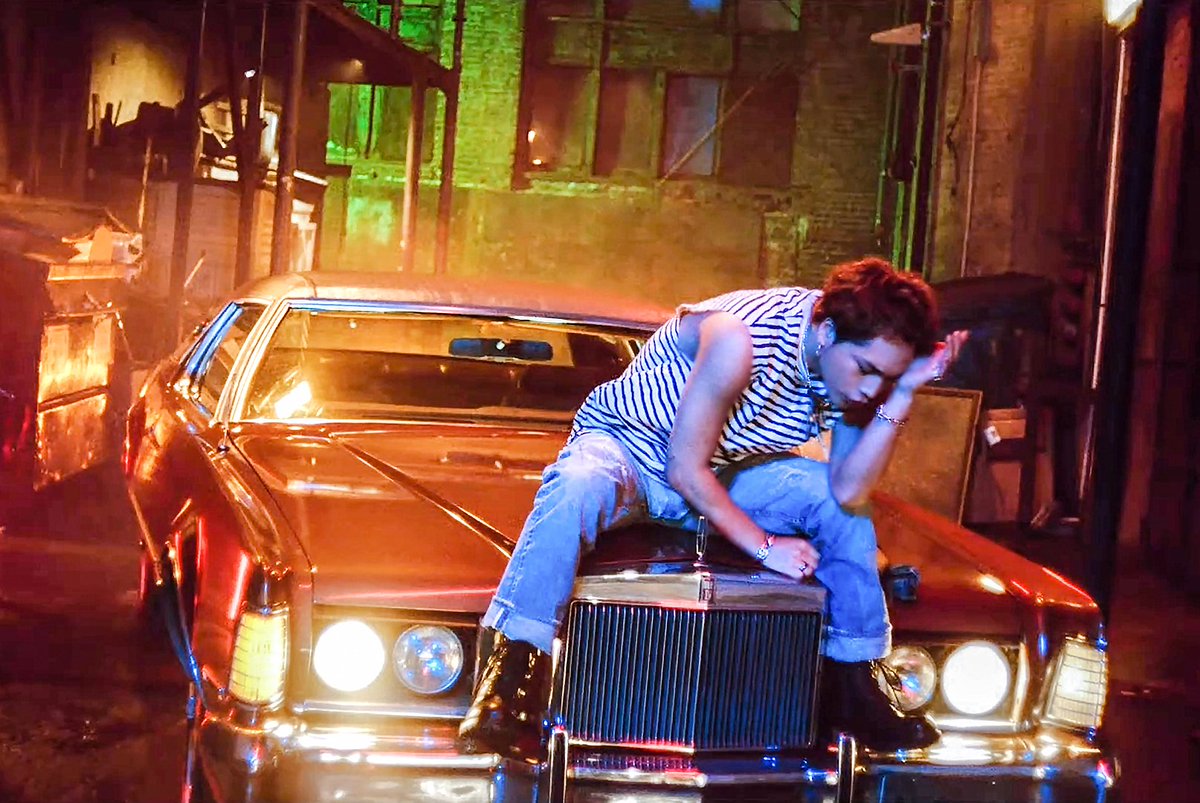 Mv Nakedlove 画像 ボーダーの服を着て車のボンネットに乗ってるシーン 三代目jsoulbrotherslove Mv Nakedlove 画像 ボーダーの服を着て車のボンネットに乗ってるシーン 三代目jsoulbrotherslove