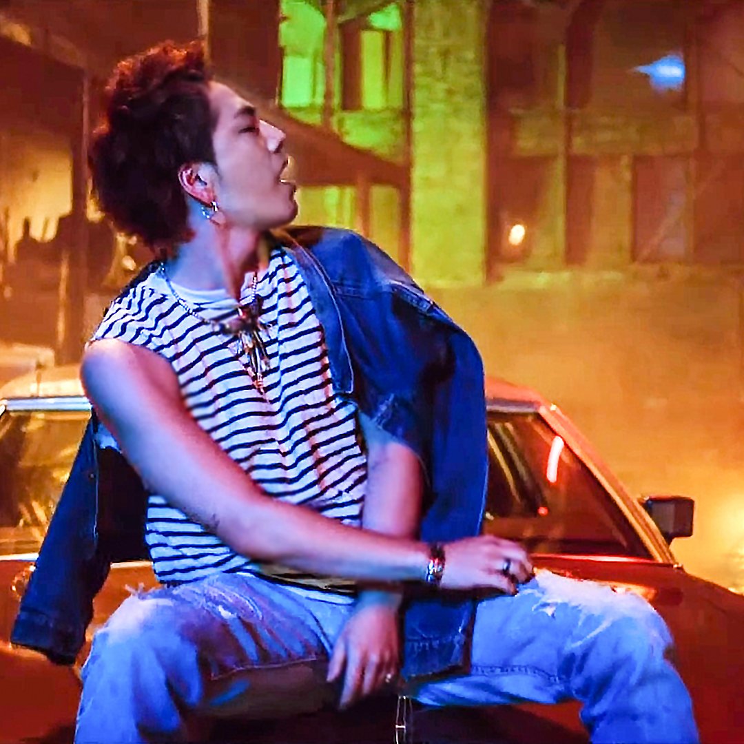 Mv Nakedlove 画像 ボーダーの服を着て車のボンネットに乗ってるシーン 三代目jsoulbrotherslove Mv Nakedlove 画像 ボーダーの服を着て車のボンネットに乗ってるシーン 三代目jsoulbrotherslove