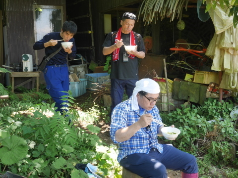 【8・4六国見山手入れ】④新規購入の大鍋でカレーうどん_c0014967_09275339.jpg