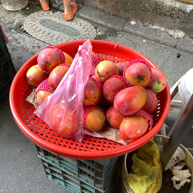 台北「雙連朝市」でマンゴー買い食い。_a0334793_09411356.jpg