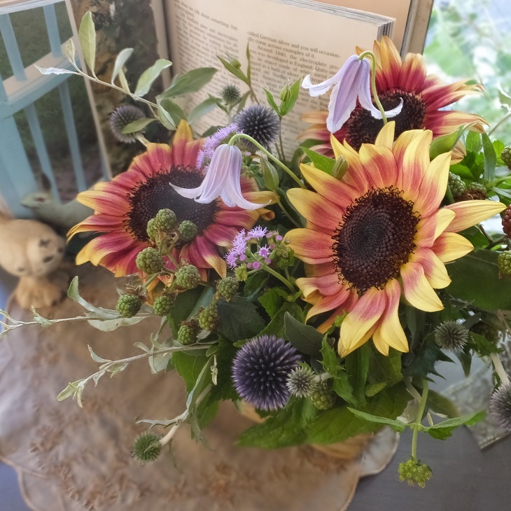 オークリーフ(ひまわりプロカットプラムとブルー系の草花)_f0049672_11115962.jpg