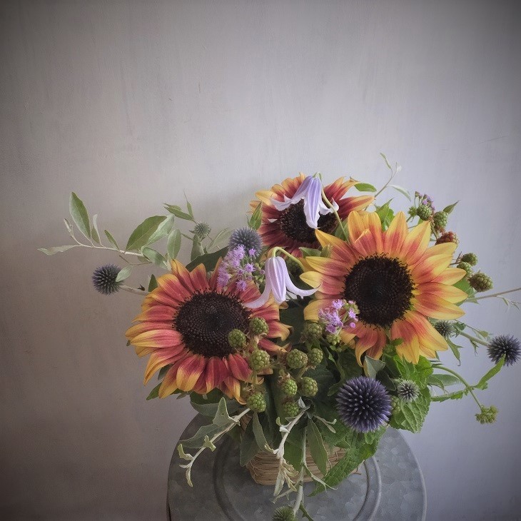 オークリーフ(ひまわりプロカットプラムとブルー系の草花)_f0049672_12102372.jpg